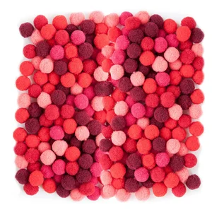 Pompony poliestrowe czerwony 1cm 120 szt. mix