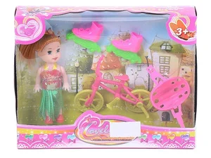 Lalka mini z rowerkiem i rolkami Lalka mini z rowerkiem i rolkami