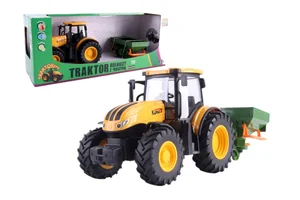 Traktor rolniczy z rozsiewaczem