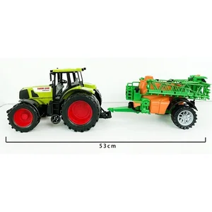 Traktor z opryskiwaczem